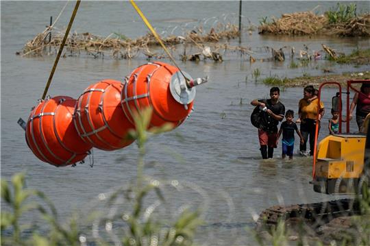 Die schwimmende Barriere soll Migranten daran hindern, von Mexiko nach Texas zu gelangen.