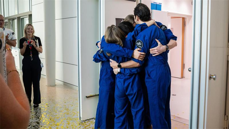 Die sechs Testpersonen beim Verlassen der Simulationsanlage