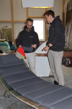 Die sehr bequemen Liegen können mit verschiedenen Stofffarben ausgestattet werden.