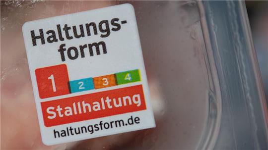 Die seit 2019 bestehende freiwillige „Haltungsform“-Kennzeichnung der Supermarktketten gilt für Fleisch und verarbeitete Produkte von Schwein, Rind und Geflügel.