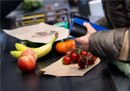 Die seit Monaten hohe Teuerung ist eine Belastung für Verbraucherinnen und Verbraucher - nicht nur an der Kasse im Supermarkt.