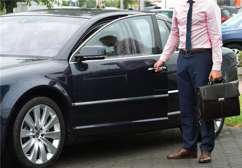 Verband: Viele Politiker-Dienstautos zu klimaschädlich «Die selbsternannte 'Klimaregierung' ist weit davon entfernt, selbst klimafreundlich unterwegs zu sein». (Symbolbild)