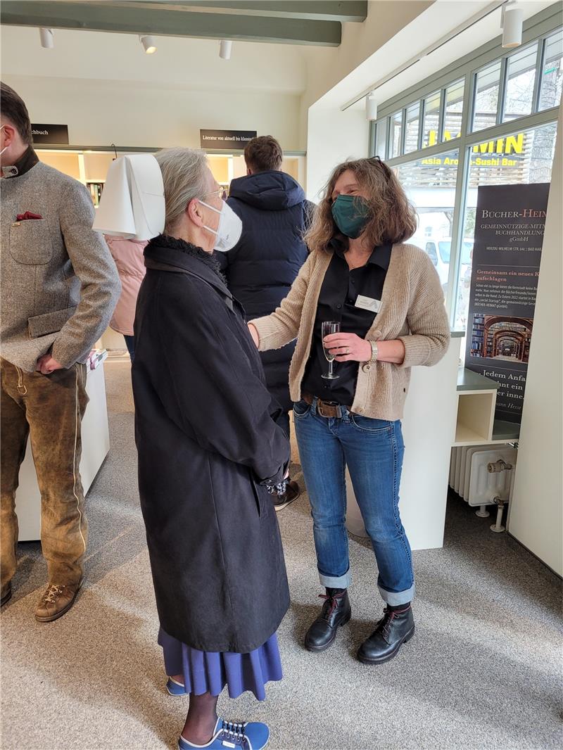 Bad Harzburgs Innenstadt hat wieder eine Buchhandlung Die sichtlich glückliche Gastgeberin Sonja Weber (rechts) begrüßt ihre Gäste.