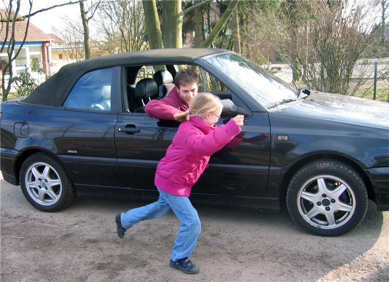 Die siebenjährige Zoe übt mit einem Trainer des sogenannten „Defending-Kurses“ an einer niedersächsischen Grundschule, wie man sich gegenüber einem fremden Autofahrer zu verhalten hat.  Foto: Silvia Kusidlo/picture-alliance/dpa