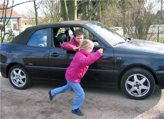 Die siebenjährige Zoe übt mit einem Trainer des sogenannten „Defending-Kurses“ an einer niedersächsischen Grundschule, wie man sich gegenüber einem fremden Autofahrer zu verhalten hat.  Foto: Silvia Kusidlo/picture-alliance/dpa