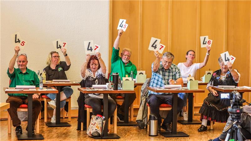 Die siebenköpfige Fachjury überprüft, ob die Kriterien des Harzer Jodelns erfüllt sind, also vor allem der charakteristische Wechsel zwischen Kehlkopf-, Kopf- und Bruststimme.