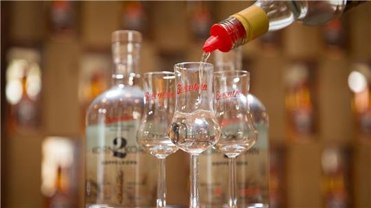 Die sinkende Nachfrage nach Alkohol macht dem Spirituosen-Hersteller Berentzen zu schaffen. (Archivbild)