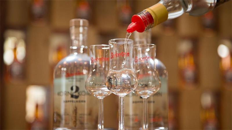Die sinkende Nachfrage nach Alkohol macht dem Spirituosen-Hersteller Berentzen zu schaffen. (Archivbild)