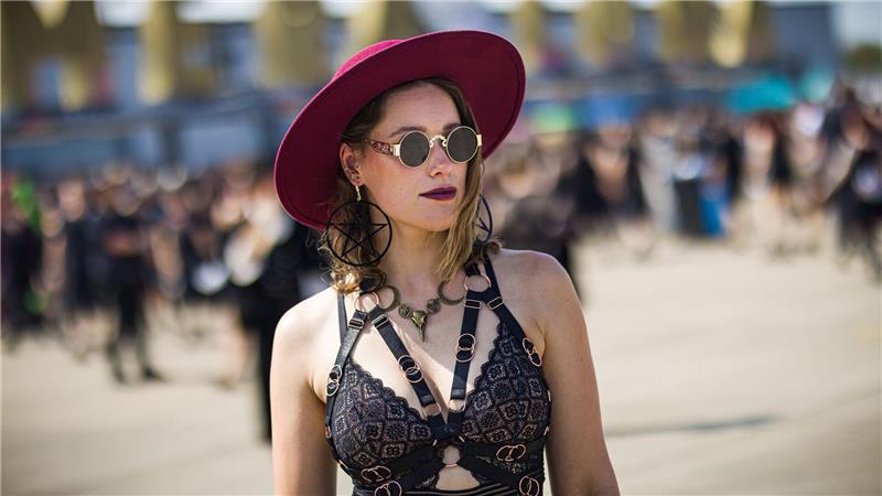 Die sogenannte Schwarze Szene feiert beim Festival bei strahlendem Sonnenschein.