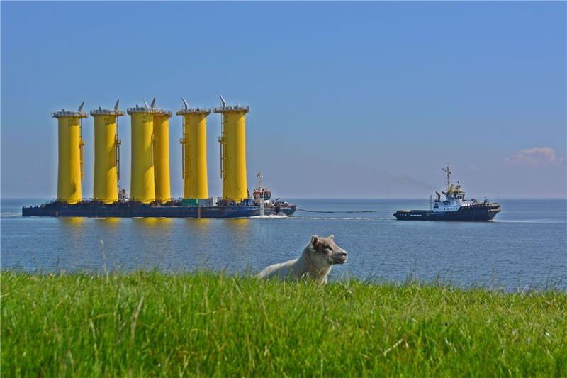 EnBW startet mit Bau von XXL-Windpark in Nordsee Die sogenannten Transition Pieces für den Offshore-Windpark «He Dreiht» werden bereits transportiert.
