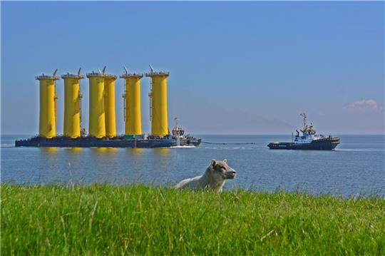 Die sogenannten Transition Pieces für den Offshore-Windpark «He Dreiht» werden bereits transportiert.