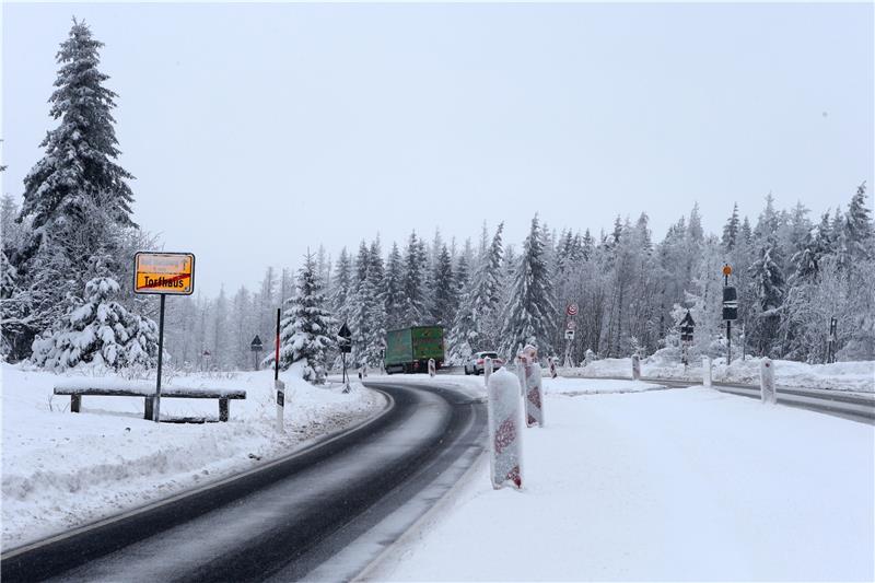 B4: Braunlager Bürgermeister fordert Winterasphalt Die sogenannten Überholspuren sind per Baken abgesperrt, zugeschneit und können nicht genutzt werden. Sobald die Witterung es aber zulasse, will die Landesbehörde für Straßenbau und Verkehr den Bereich asphaltieren. Foto: Neuendorf