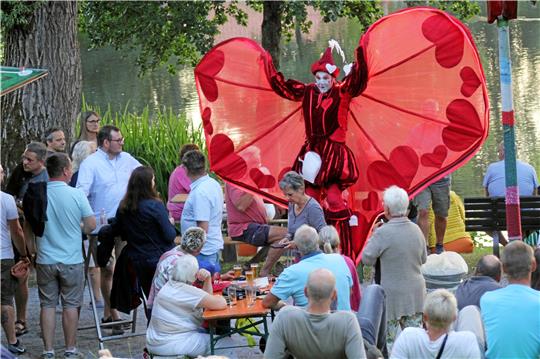 Die sogenannten Walking Acts runden im vergangenen Jahr das Programm ab und sorgen beim Sommernachtstraum rund um den Kurparkteich für ein einzigartiges Ambiente. Archivfoto: Nachtweyh
