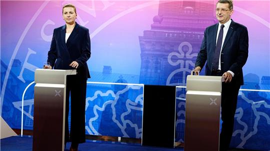 Die sozialdemokratische Regierungschefin Mette Frederiksen (l) wird vom der rechtsliberalen Verteidigungsminister Troels Lund Poulsen (r) herausgefordert. (Archivbild)
