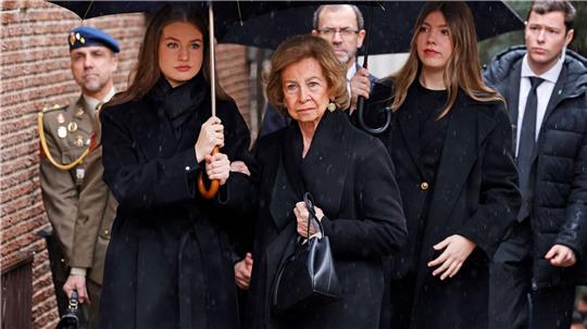 Die spanische Königsfamilie hat bei einer Trauerfeier Abschied von Irene von Griechenland, der Schwester der spanischen Altkönigin Sofía, genommen. 
