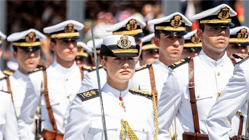 Bilder des Tages Die spanische Kronprinzessin Leonor erhält Großkreuz für Verdienste um die Marine.