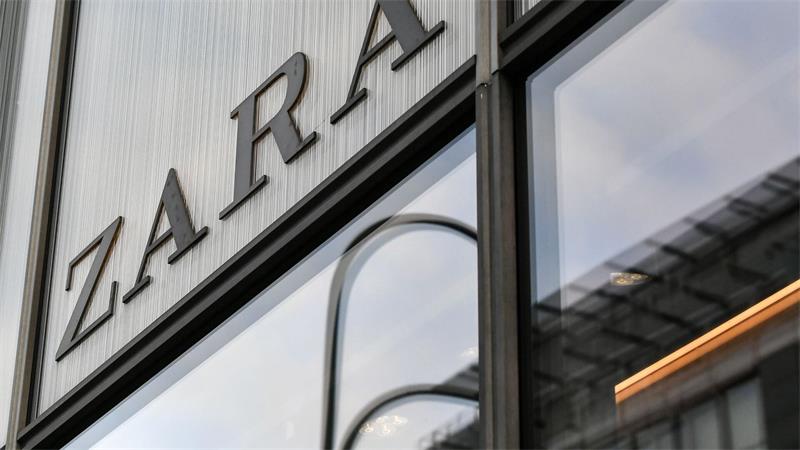 Die spanische Modekette Zara hat ein Halloween-Kinderkostüm aus dem Verkauf genommen, das Kritiker an KZ-Kluft erinnerte. 