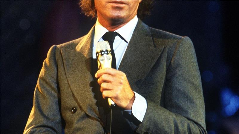 Spaniens Justiz stellt Verfahren gegen Julio Iglesias ein Die spanische Staatsanwaltschaft hat Ermittlungen gegen Julio Iglesias eingestellt, weil sie nicht zuständig sei. Der spanische Sänger hatte die gegen ihn erhobenen Vorwürfe vehement zurückgewiesen. (Archivfoto)