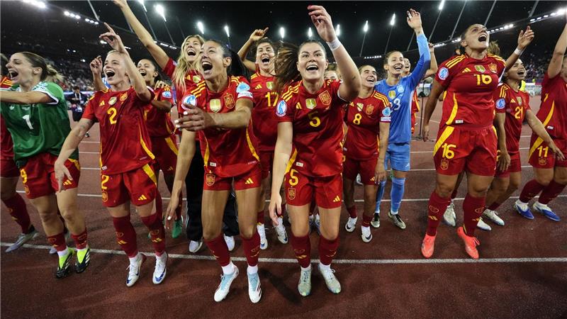 Bilder des Tages Die spanischen Spielerinnen feiern den Sieg nach dem Halbfinale gegen Deutschland bei der EM in der Schweiz.