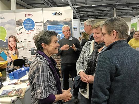 Die städtischen Wirtschaftsförderer werden von Tallien und Koos ten Kate (v.l.) bei der Auswanderungsmesse unterstützt. Das Ehepaar stammt aus Groningen und hat seinen Erstwohnsitz seit 2019 in Bad Harzburg. Fotos: Privat