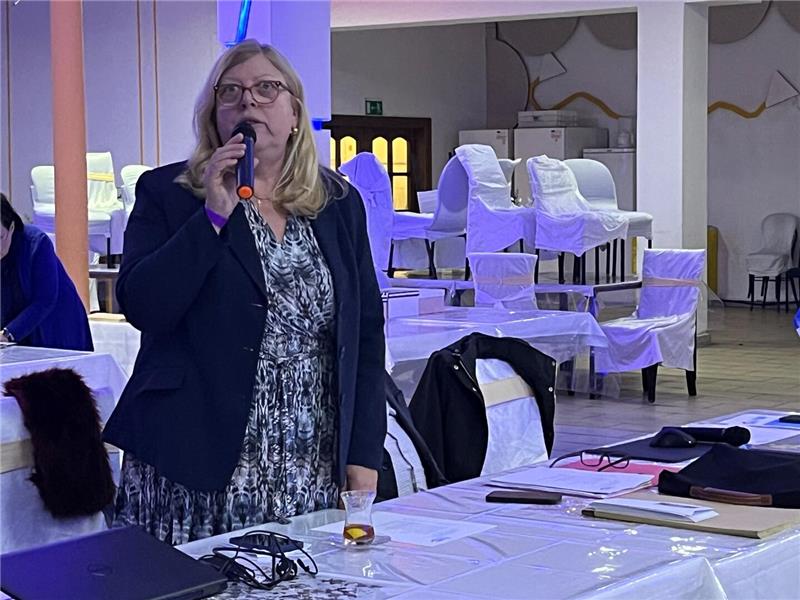 Main Müller unter Ausschluss der Presse in Seesen wiedergewählt Eine Frau spricht in ein Mikrofon.