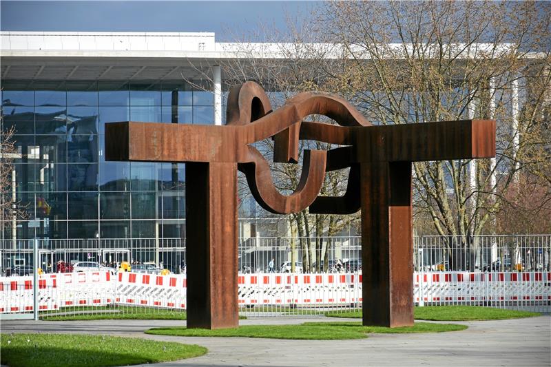 Kaiserringträger & Co. im Bundeskanzleramt Die stilisierten, ineinandergreifenden Hände von Eduardo Chillida („Berlin“) im Ehrenhof des Kanzleramts symbolisieren den Versuch der Vereinigung. Foto: Kempfer