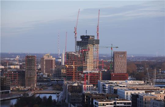 Die stillgelegte Baustelle des Elbtower (M) ganz im Osten der Hafencity in Hamburg.