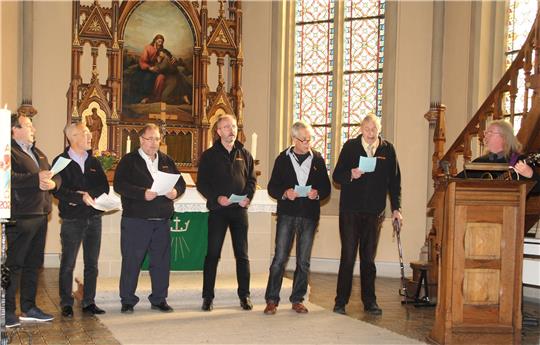 Die stimmgewaltigen Männer begleitet von Pfarrer Peter Wieboldt (re.).  Foto: Leifeld
