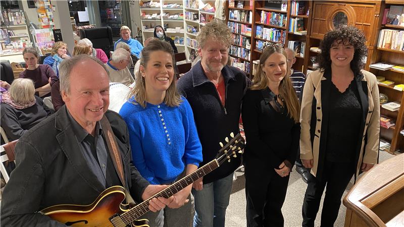 In der Bad Harzburger Bücher-Heimat gestalten (v.l.) Rainer Buhl, Fee Krämer, Corinna Antelamm, Jörg Isermeyer und Natalie Engelaar eine stimmungsvolle Auftaktveranstaltung.