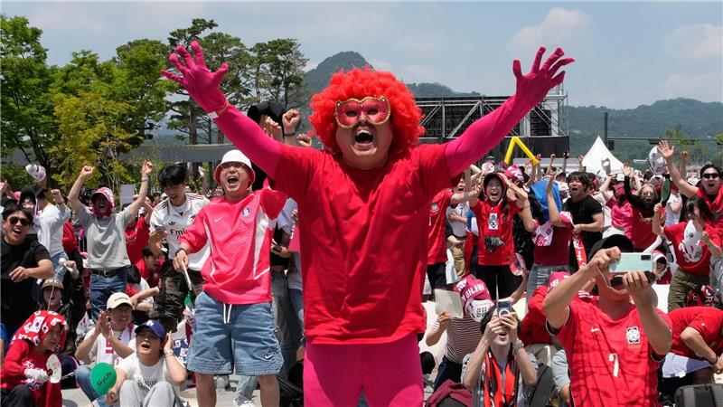 Die südkoreanische Mannschaft gewinnt ihr erstes WM-Spiel. Die Fans feiern in der Heimat. 