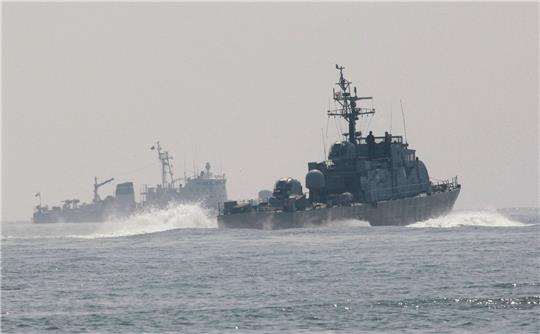 Die südkoreanischen Streitkräfte haben mit Warnschüssen auf ein Militärboot aus Nordkorea reagiert.
