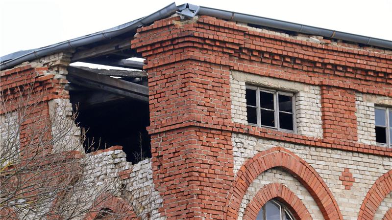 Lost Place: Hoffnung für denkmalgeschützte Gebäude in Schladen In einem alten Gebäude klafft ein großes Loch, eine Wand ist weggebrochen.