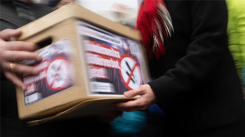 Die symbolische Kiste mit der Petition.