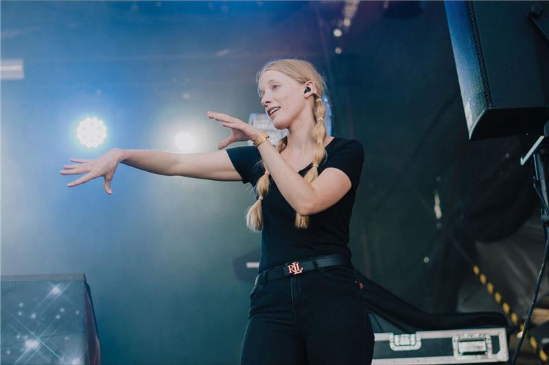 Influencerin: KI kann Gebärdensprache noch nicht erkennen Die taube Musikperformerin Cindy Klink performt Lieder in Gebärdensprache.
