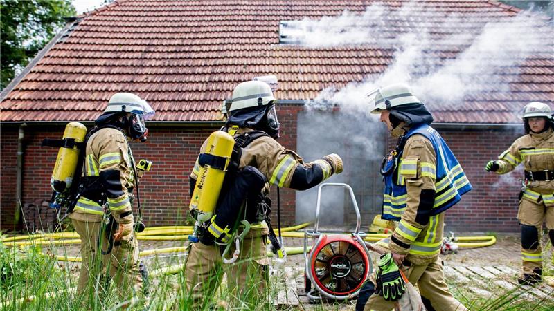 Die teilnehmenden Feuerwehrkräfte des Wettbewerbs löschten einen simulierten Hausbrand.