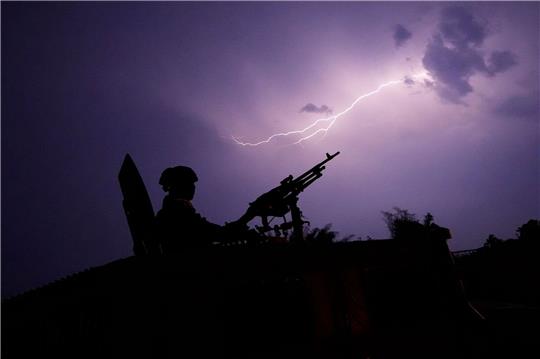 Die thailändische Armee ist am Moei seit Tagen mit zahlreichen gepanzerten Fahrzeugen im Einsatz.
