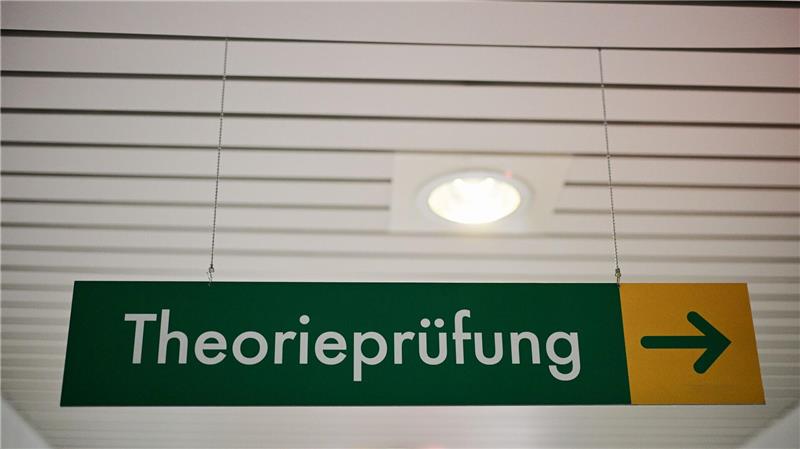 Hunderte Betrugsversuche bei Prüfungen für Führerschein Die theoretische Führerscheinprüfung löst bei einigen Prüflingen so viel Bammel aus, dass sie lieber jemand anderen hinschicken. (Symbolfoto)