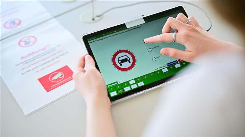 Führerscheinbetrüger in Haft - So funktionierte die Masche Die theoretische Prüfung ist eine Hürde auf dem Weg zum Führerschein. Eine Bande soll dabei in großem Umfang betrogen haben. (Symbolbild)