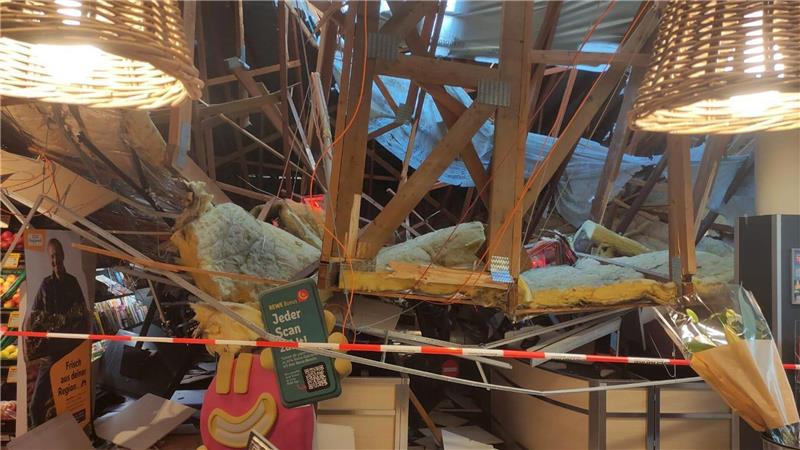 „Viel Glück gehabt“ - Verletzte bei Supermarktdach-Einsturz Die tonnenschwere Dachkonstruktion hängt über den Kassen.