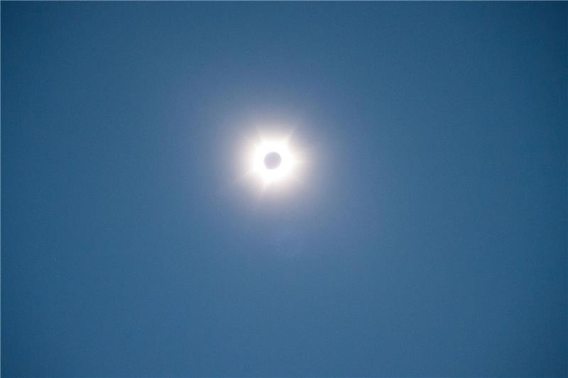 Australischer Küstenort bestaunt Sonnenfinsternis Die totale Sonnenfinsternis von einem Beobachtungsort in Exmouth.