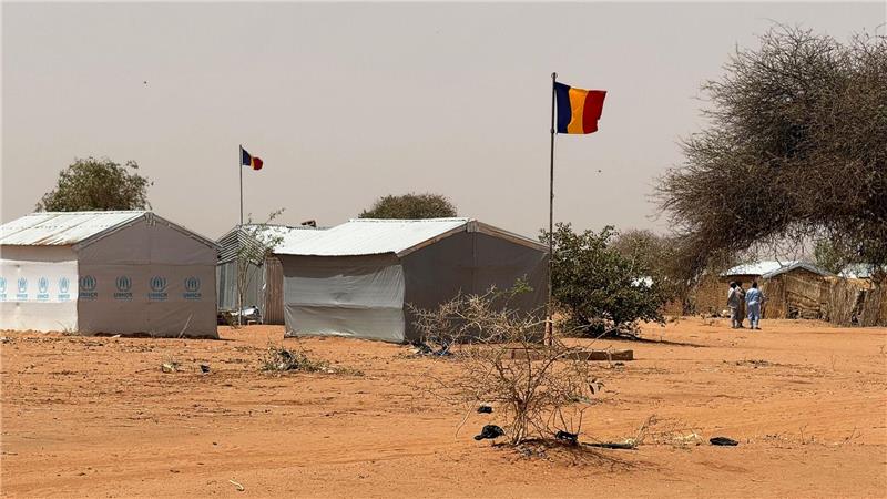Sudans vergessenes Leid: Leben im Stillstand nach der Flucht Die tschadische Fahne weht am Eingang des Flüchtlingslagers Aboutengé.