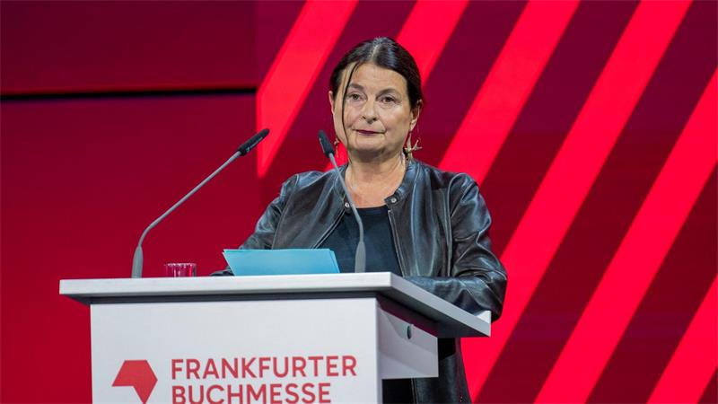 Leseschwäche und Big Tech: Buchmesse stellt Demokratiefragen Die tschechische Schriftstellerin Radka Denemarkova wird bejubelt.