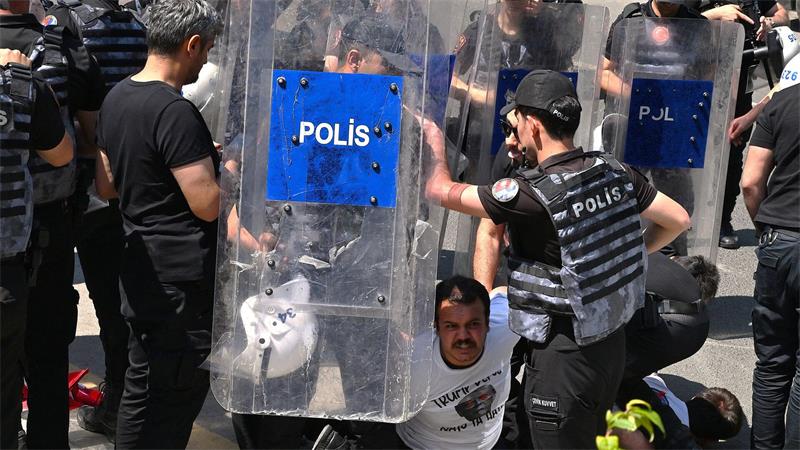 Erdogan inszeniert Trumps Teilnahme am Nato-Gipfel mit Pomp Die türkische Polizei greift hart durch.