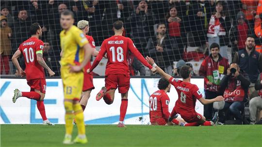Die türkischen Spieler jubeln - brauchen aber noch einen Sieg fürs WM-Ticket.
