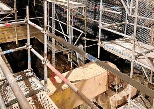 Die über Monate verwaiste Radstube in der Grube Samson ist seit Ende voriger Woche komplett eingerüstet, damit die Mitarbeiter einer Zimmerei aus Bismark dort das neue Kunstrad Stück für Stück einbauen können. Die Antriebswelle ist bereits platziert. Foto: Nachtweyh