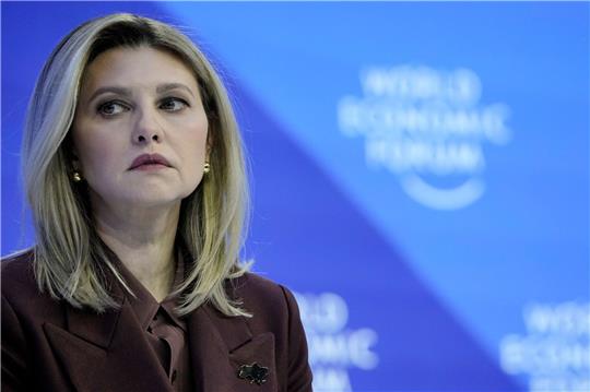 Die ukrainische First Lady, Olena Selenska, mahnte die Unternehmer, Staats- und Regierungschefs in ihrer Eröffnungsrede eindringlich, ihren Einfluss stärker zugunsten der Ukraine zu nutzen und forderte Waffen wie Investitionen.