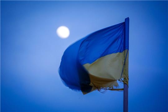 Die ukrainische Flagge weht im Mondlicht über der Hafenstadt Odessa.