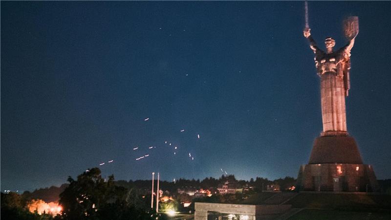 Die ukrainische Flugabwehr nimmt russische Drohnen am Himmel über Kiew unter Beschuss. 