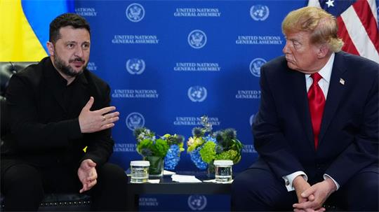 Die ukrainische Regierung stellt sich hinter Selenskyj. Zuvor hatte Trump einen neuen Präsidenten gefordert. (Archivild)