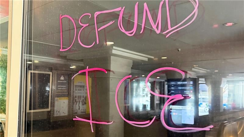 Die umstrittene Einwanderungsbehörde ICE steht im Zentrum der Kritik.